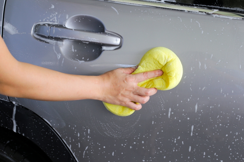 การล้างรถให้สะอาด หนึ่งในวิธีการดูแลรักษารถยนต์เบื้องต้นที่ทำได้เอง