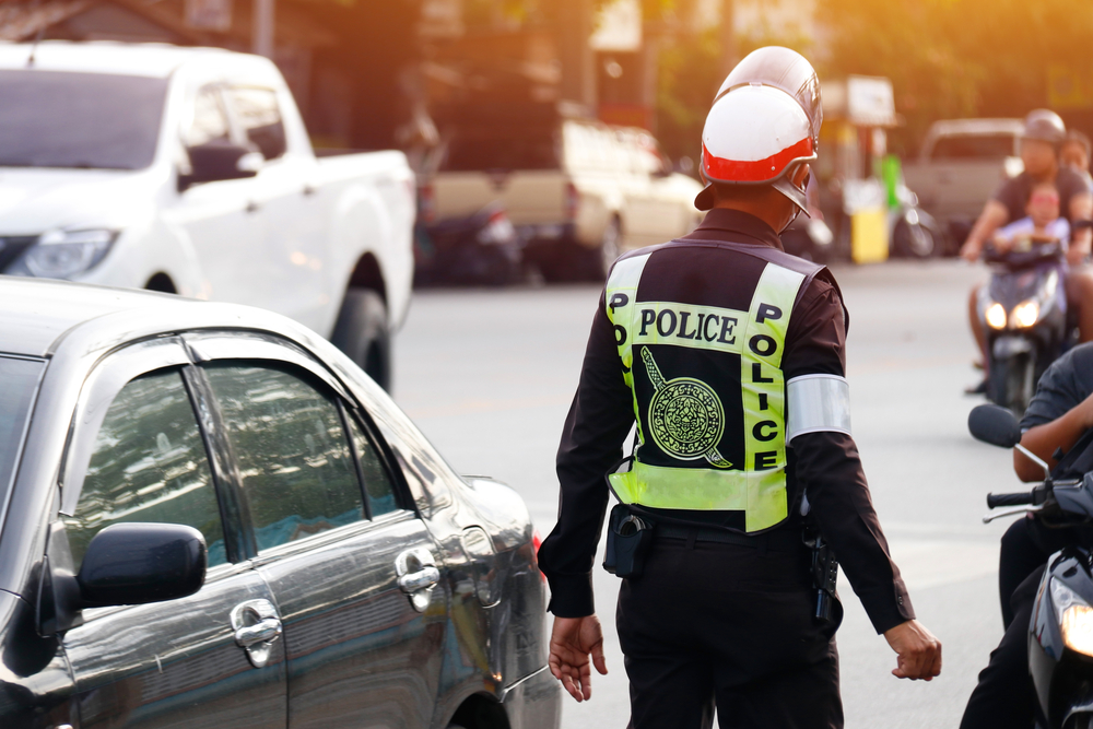 ตำรวจกำลังตรวจสอบว่ามีรถคันไหนฝ่าฝืนกฎหมายดัดแปลงสภาพรถหรือไม่